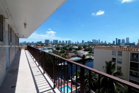 Condo in North Miami Beach, Florida, 2 bedrooms  № 2021825