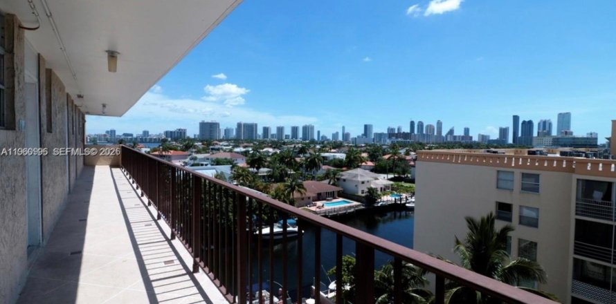 Condo in North Miami Beach, Florida, 2 bedrooms  № 2021825