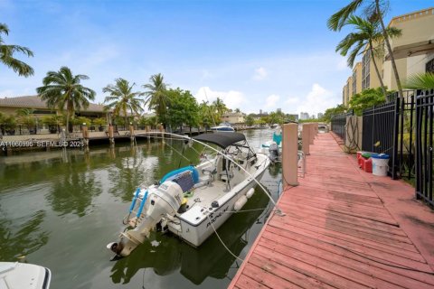 Condo in North Miami Beach, Florida, 2 bedrooms  № 2021825 - photo 11