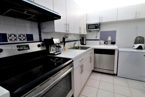 Condo in North Miami Beach, Florida, 2 bedrooms  № 2021825 - photo 3