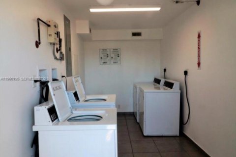 Condo in North Miami Beach, Florida, 2 bedrooms  № 2021825 - photo 9