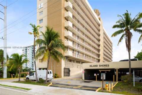 Condo in North Miami Beach, Florida, 2 bedrooms  № 2021825 - photo 12