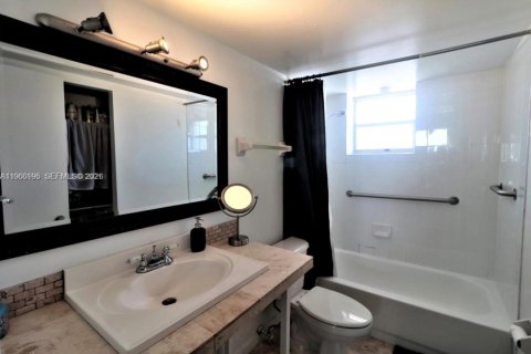 Condo in North Miami Beach, Florida, 2 bedrooms  № 2021825 - photo 6