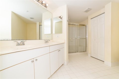 Condo in Sunny Isles Beach, Florida, 2 bedrooms  № 1428374 - photo 24
