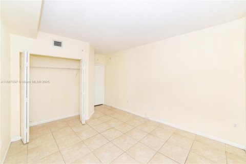 Condo in Sunny Isles Beach, Florida, 2 bedrooms  № 1428374 - photo 28