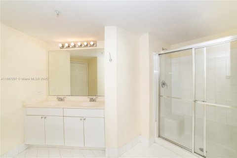 Condo in Sunny Isles Beach, Florida, 2 bedrooms  № 1428374 - photo 23