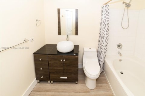 Condo in Sunny Isles Beach, Florida, 2 bedrooms  № 1428374 - photo 29