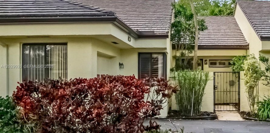 House in Plantation, Florida 2 bedrooms, 105.72 sq.m. № 2083932