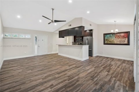 House in Plantation, Florida 2 bedrooms, 105.72 sq.m. № 2083932 - photo 2