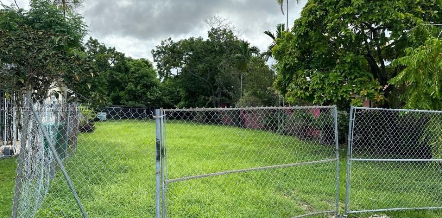 Land in Miami, Florida № 691953