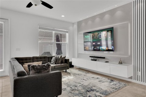 Townhouse in Winter Garden, Florida 3 bedrooms, 170.75 sq.m. № 1905684 - photo 6
