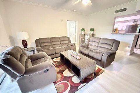 Condo in Pembroke Pines, Florida, 2 bedrooms  № 1925512 - photo 6