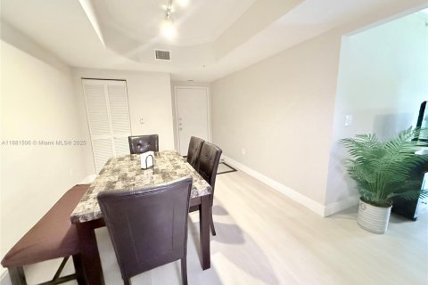 Condo in Pembroke Pines, Florida, 2 bedrooms  № 1925512 - photo 12