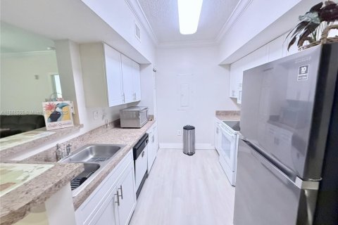 Condo in Pembroke Pines, Florida, 2 bedrooms  № 1925512 - photo 9