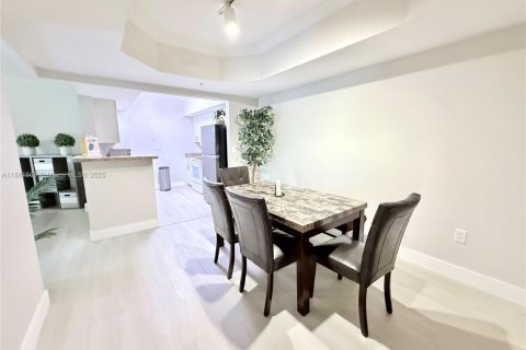 Condo in Pembroke Pines, Florida, 2 bedrooms  № 1925512 - photo 7