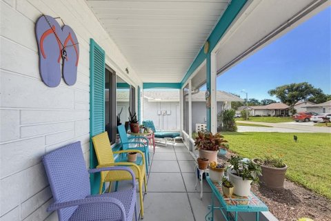 House in Port Richey, Florida 2 bedrooms, 139.91 sq.m. № 2393749 - photo 6