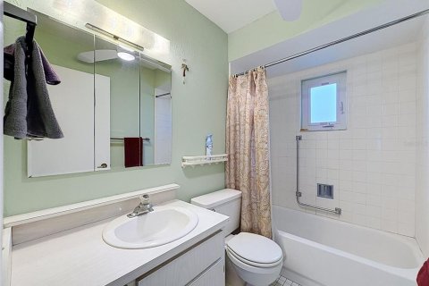 House in Port Richey, Florida 2 bedrooms, 139.91 sq.m. № 2393749 - photo 23