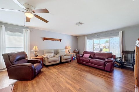 House in Port Richey, Florida 2 bedrooms, 139.91 sq.m. № 2393749 - photo 2