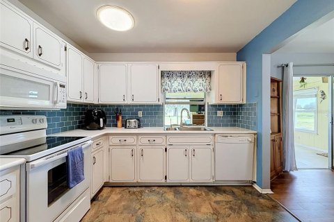 House in Port Richey, Florida 2 bedrooms, 139.91 sq.m. № 2393749 - photo 13