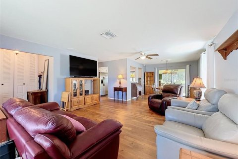 House in Port Richey, Florida 2 bedrooms, 139.91 sq.m. № 2393749 - photo 9