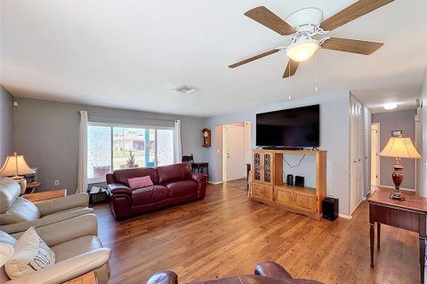 House in Port Richey, Florida 2 bedrooms, 139.91 sq.m. № 2393749 - photo 10