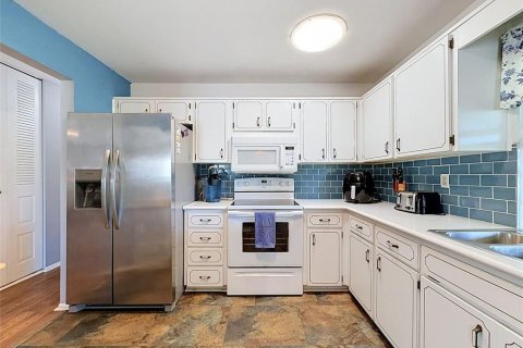 House in Port Richey, Florida 2 bedrooms, 139.91 sq.m. № 2393749 - photo 14