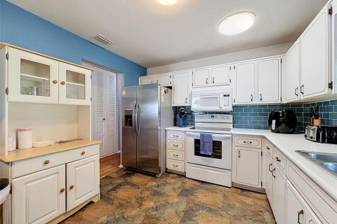 House in Port Richey, Florida 2 bedrooms, 139.91 sq.m. № 2393749 - photo 15