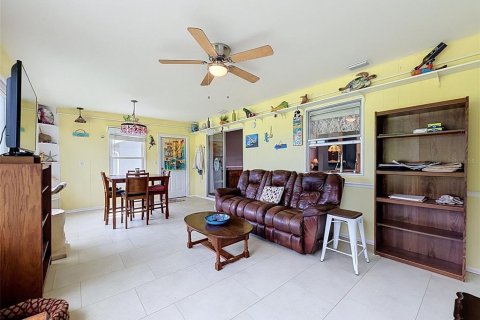 House in Port Richey, Florida 2 bedrooms, 139.91 sq.m. № 2393749 - photo 3