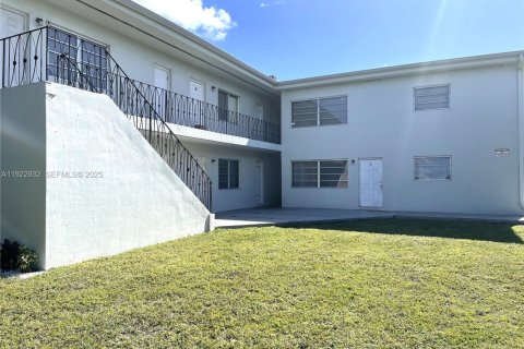 Villa ou maison à louer à North Miami Beach, Floride: 1 chambre, 550.91 m2 № 1976744 - photo 2