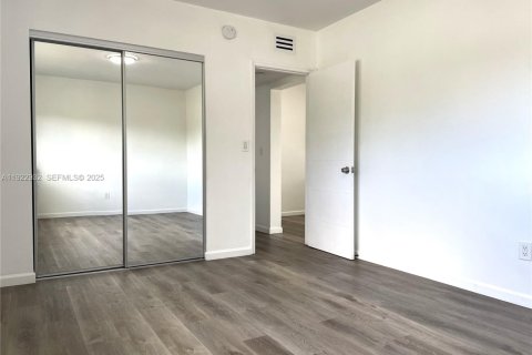 Villa ou maison à louer à North Miami Beach, Floride: 1 chambre, 550.91 m2 № 1976744 - photo 8