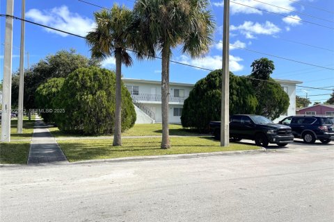 Villa ou maison à louer à North Miami Beach, Floride: 1 chambre, 550.91 m2 № 1976744 - photo 1