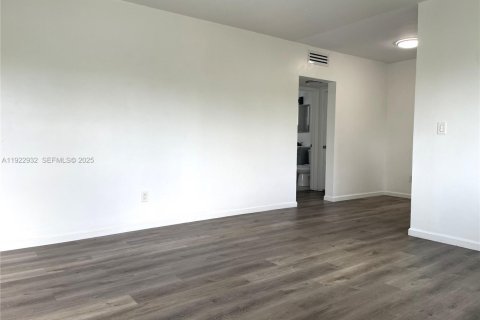 Villa ou maison à louer à North Miami Beach, Floride: 1 chambre, 550.91 m2 № 1976744 - photo 3