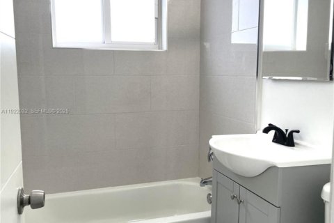 Villa ou maison à louer à North Miami Beach, Floride: 1 chambre, 550.91 m2 № 1976744 - photo 9