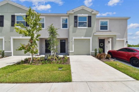 Townhouse in Land O' Lakes, Florida 3 bedrooms, 155.43 sq.m. № 1833668 - photo 1