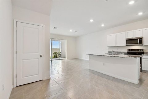 Townhouse in Land O' Lakes, Florida 3 bedrooms, 155.43 sq.m. № 1833668 - photo 18