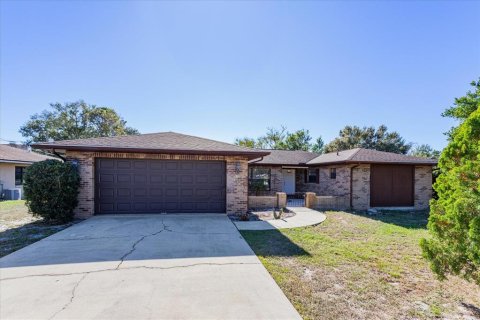 Villa ou maison à louer à Deltona, Floride: 3 chambres, 152.27 m2 № 1911775 - photo 2