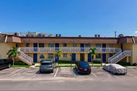 Condominio en Lantana, Florida, 3 habitaciones  № 2241403