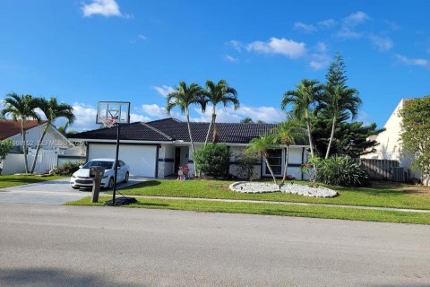House in Boca Raton, Florida 3 bedrooms, 177.07 sq.m. № 2031674 - photo 1