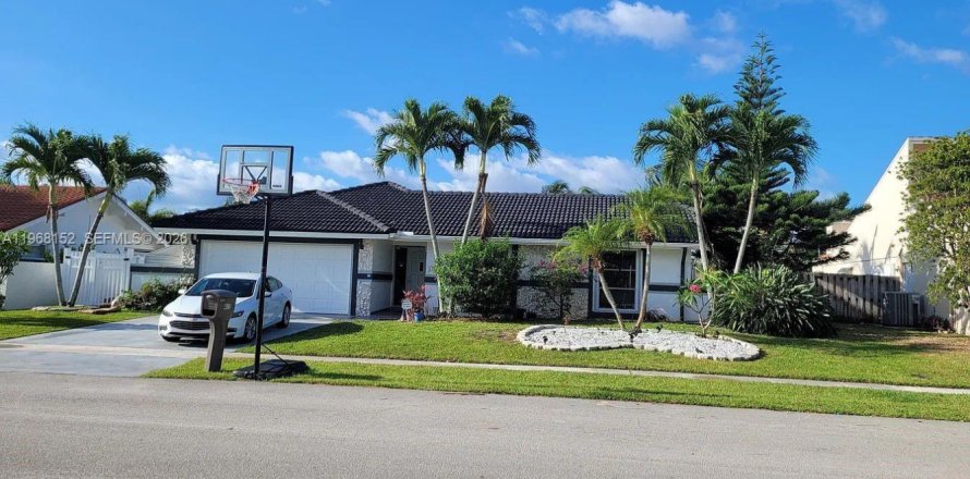 House in Boca Raton, Florida 3 bedrooms, 177.07 sq.m. № 2031674