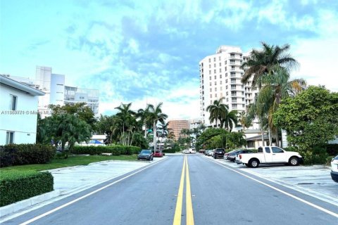 Condo in Bay Harbor Islands, Florida, 1 bedroom  № 1938767 - photo 19