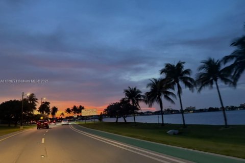 Condo in Bay Harbor Islands, Florida, 1 bedroom  № 1938767 - photo 4