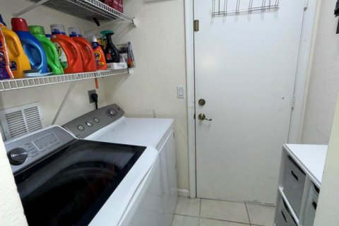 Townhouse in Riviera Beach, Florida 4 bedrooms, 152.82 sq.m. № 2383251 - photo 13