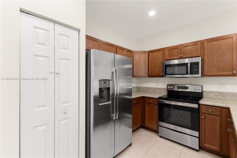 Townhouse in Hialeah, Florida 3 bedrooms, 143.53 sq.m. № 1954831 - photo 17
