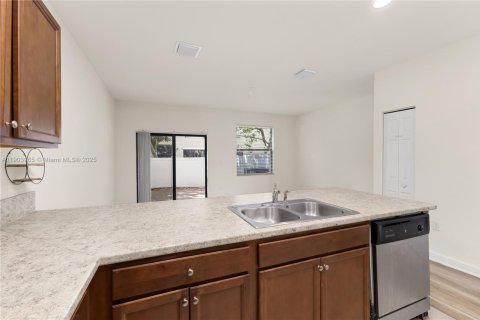 Townhouse in Hialeah, Florida 3 bedrooms, 143.53 sq.m. № 1954831 - photo 16