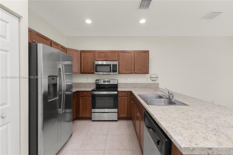 Townhouse in Hialeah, Florida 3 bedrooms, 143.53 sq.m. № 1954831 - photo 15
