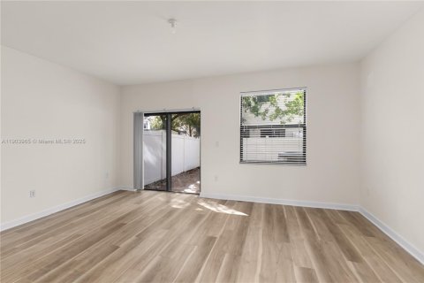 Townhouse in Hialeah, Florida 3 bedrooms, 143.53 sq.m. № 1954831 - photo 21