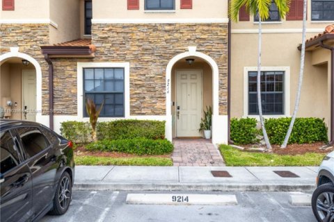 Townhouse in Hialeah, Florida 3 bedrooms, 143.53 sq.m. № 1954831 - photo 2