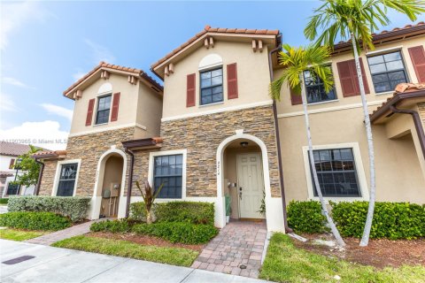Townhouse in Hialeah, Florida 3 bedrooms, 143.53 sq.m. № 1954831 - photo 1