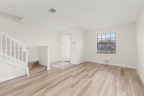 Townhouse in Hialeah, Florida 3 bedrooms, 143.53 sq.m. № 1954831 - photo 10