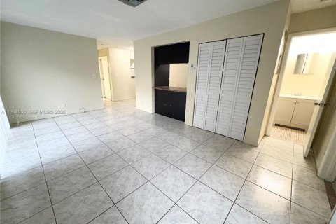 Дом в Халландейл-Бич, Флорида 2 спальни, 309.36м2 № 2025700